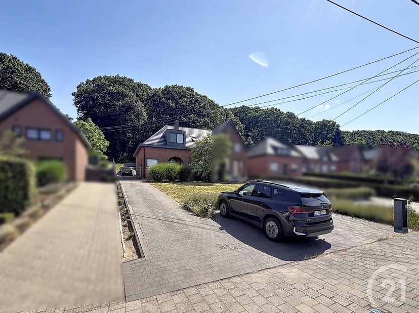 Deze volledig gerenoveerde woning ligt zeer rustig op een perceel van 8 are 30.<br />
<br />
Op het gelijkvloers is er een inkomhal met gastentoilet