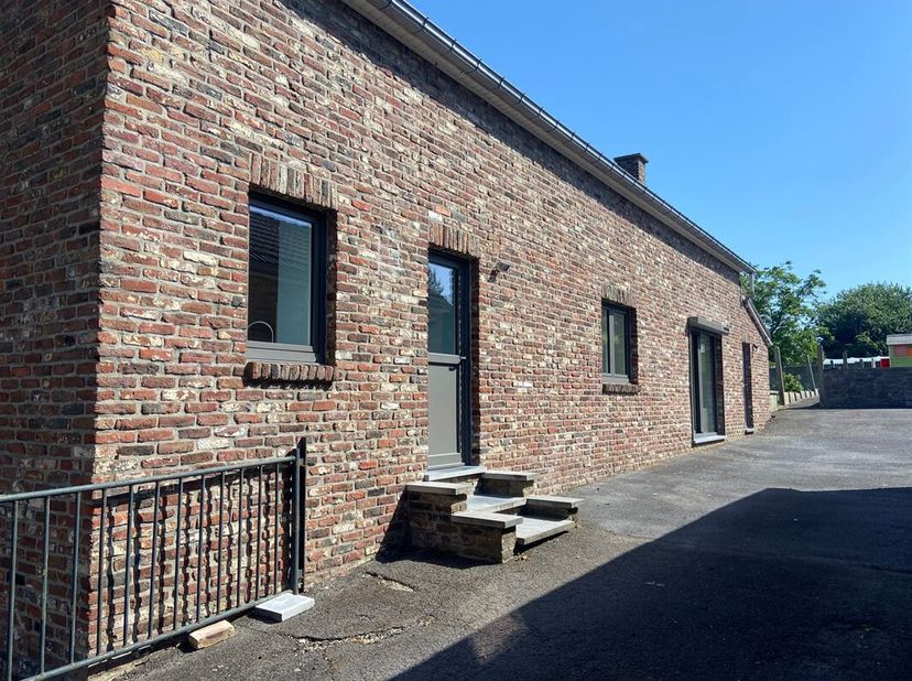 L'agence HOME EXPERT IMMO vous propose à la location cette charmante maison 4 chambres idéalement située au calme, dans le village d'Emines. Rénovée e