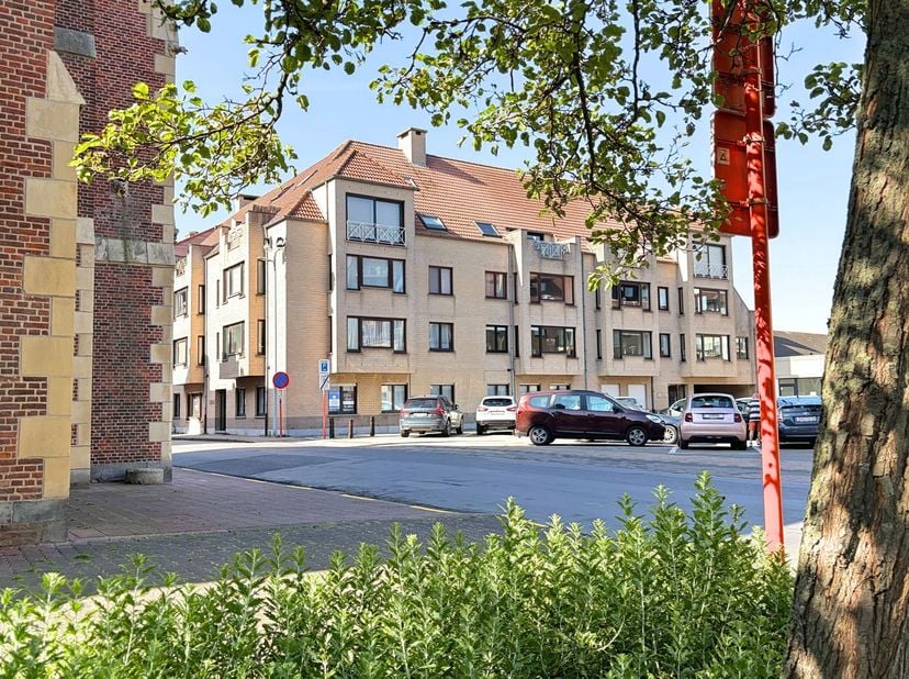Modern appartement met 2 slaapkamers in het centrum van Heist vlakbij het Station, Delhaize en het strand. Naast het gebouw een grote openbare parking
