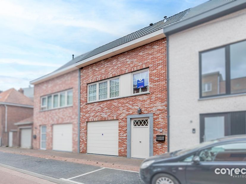 Recente, instapkare gezinswoning in landelijke stijl met ruime garage en zonnig stadstuintje.<br />
<br />
STARTPRIJS: Elk bod boven deze startprijs