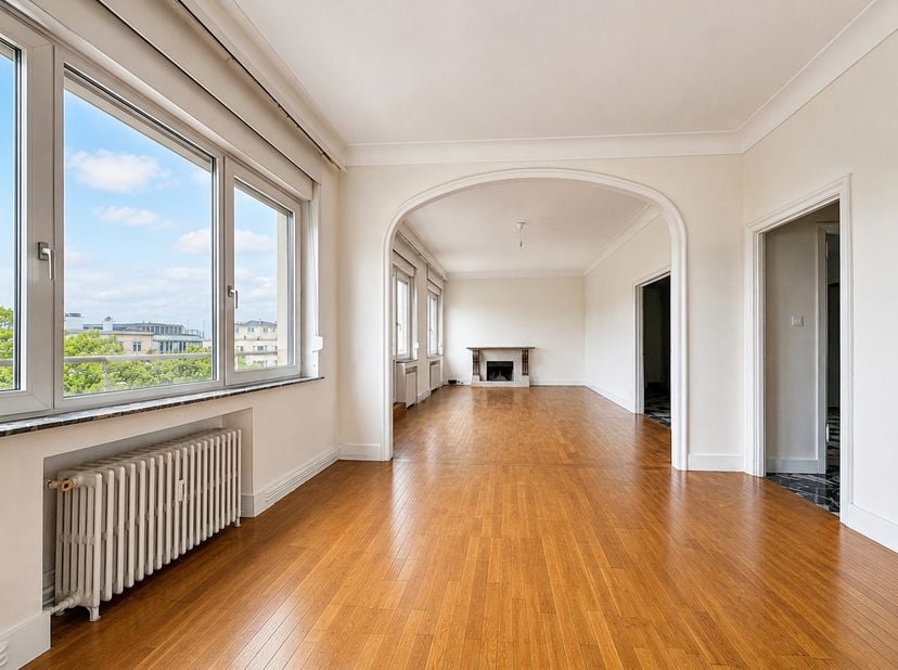 IXELLES - Ideaal gelegen aan de Louizalaan, tussen Le Châtelain en de vijvers van Elsene, vlakbij winkels en het openbaar vervoer, ruim APPARTEMENT (3