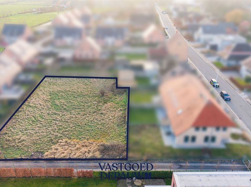 Situé au centre de la commune de Waardamme, ce spacieux terrain à bâtir d'une superficie de 1.342 m² est destiné à une construction ouverte.<br />
Le