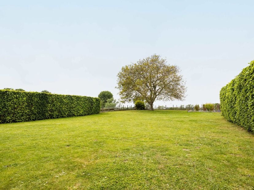 Cette villa prête à emménager se distingue par son espace, son confort et sa qualité. Elle est parfaite pour les familles, les familles recomposées, l