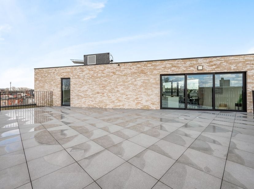 Dit laatste Penthouse is supercentraal gelegen in Beveren. Gelegen in een residentiële buurt nabij scholen, openbaar vervoer en groene parken, is dit