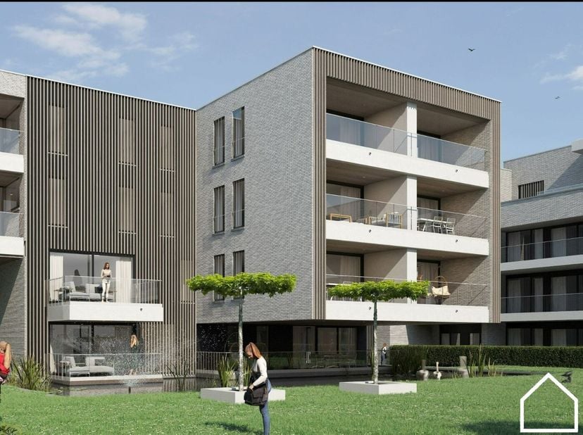 Het appartement is gelegen op de tweede verdieping en werd op plan ingedeeld als volgt:<br />
Open ingerichte keuken, leefruimte met aansluitend overh