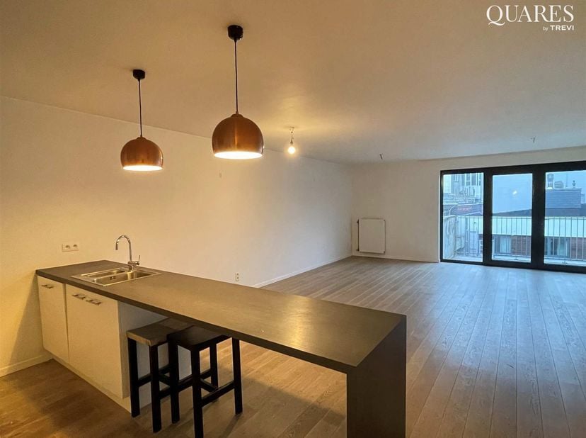 Quares - TREVI Groep presenteert :<br />
Stijlvol en lichtrijk appartement met terras in hartje A'pen<br />
Indeling:<br />
Het appartement is gelegen