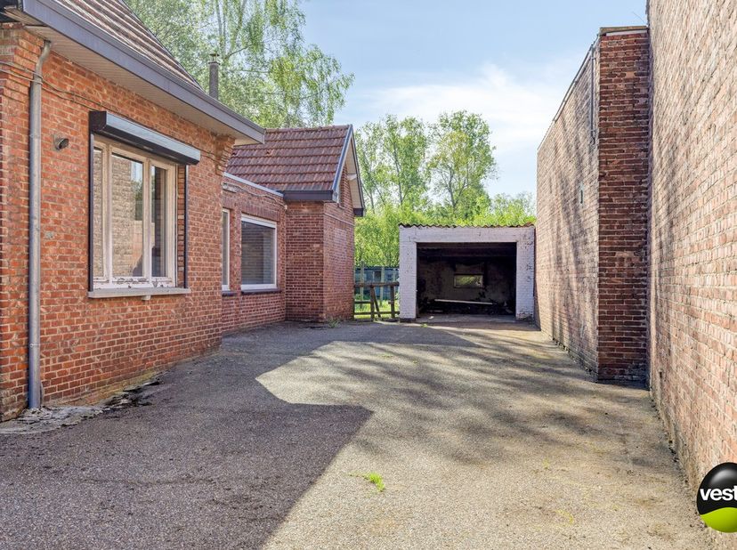 Te renoveren woning met veel potentieel op toplocatie in Heusden-Zolder<br />
<br />
Bent u op zoek naar een woning die u volledig naar eigen smaak ka