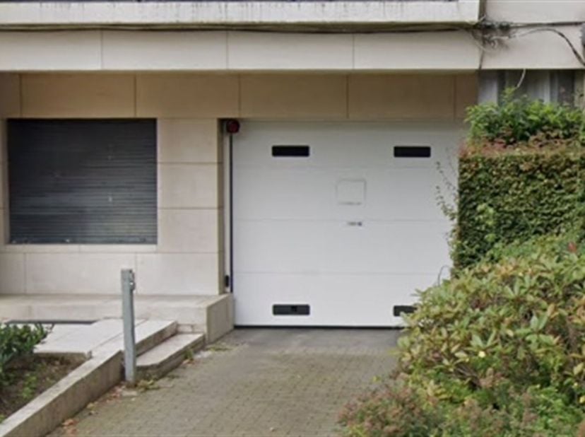 Nous vous proposons à la location une place de parking couverte et sécurisée, située au rez-de-chaussée du bâtiment sis au 109, boulevard Brand Whitlo