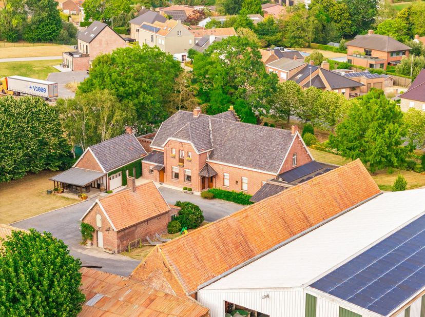 Op een perceel van ca. 10.000 m², landelijk gelegen te Sint-Eloois-Winkel, vinden we deze te renoveren hoeve terug, in de streek ook beter gekend als