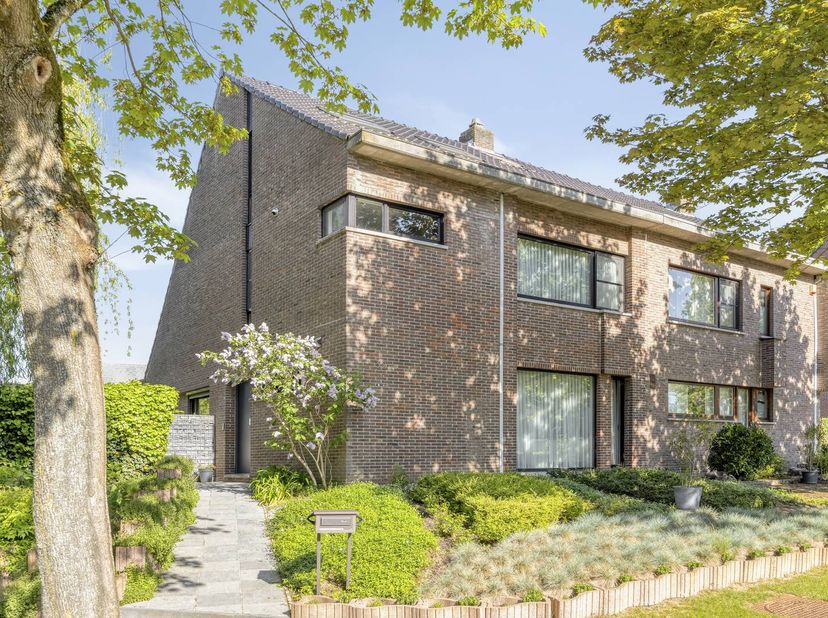 Vous recherchez une maison prête à emménager dans un environnement calme et adapté aux enfants ? Cette maison de Kruibeke offre l'équilibre parfait en
