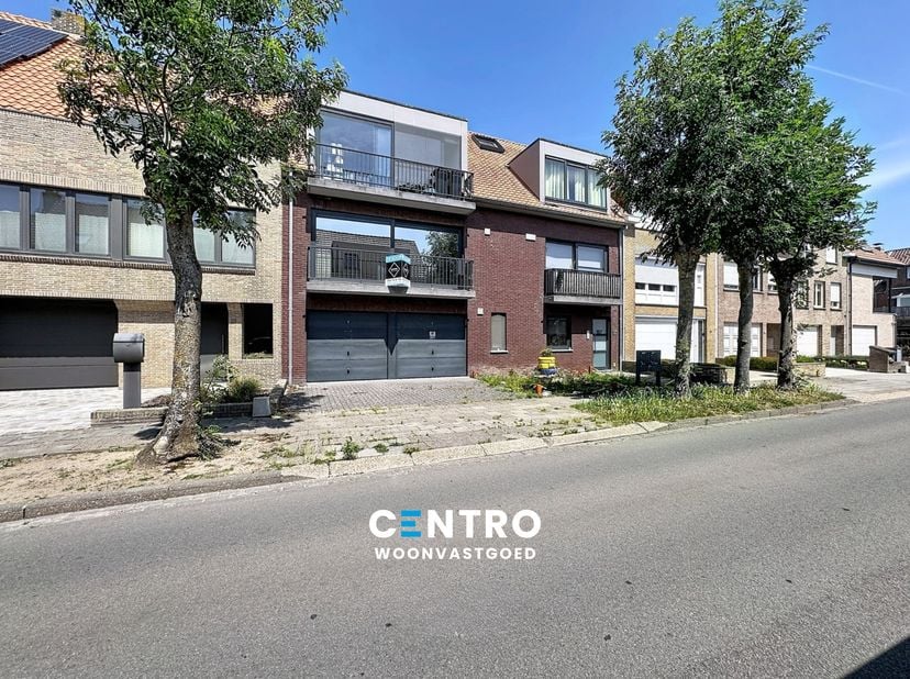 CHARMANT gelegen appartement in een recent gebouw te Blankenberge!<br />
<br />
INDELING:<br />
Eerste verdieping:<br />
Inkomhal (met vestiaire) - LI