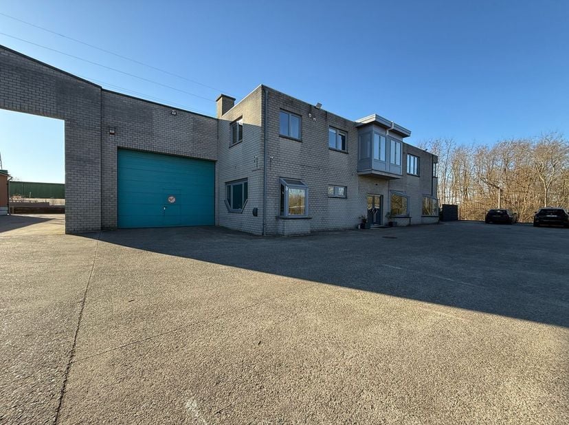Te huur in Lanaken, Industrieweg 1B<br />
Op zoek naar een strategisch gelegen bedrijfshal met kantoorruimte? Deze locatie op de Industrieweg 1B in La