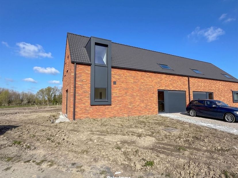 Nieuwbouw rijtjeshuis met een bruto vloeroppervlak van 181 m2 (kavel 1) met drie slaapkamers, een studeerkamer, een badkamer, een garage, een parkeerp