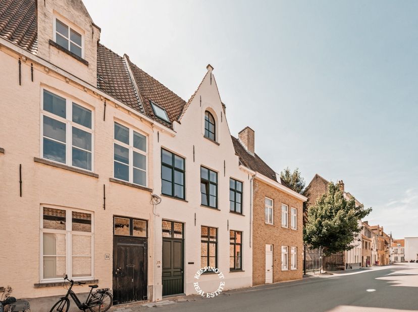 Verscholen op een rustige en centrale ligging binnen het Brugse Ei bevindt zich deze uitzonderlijk stijlvol gerenoveerde stadswoning, waar hedendaags