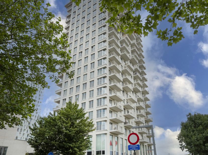 Instelprijs van 275.000 Euro; elk bod wordt ernstig overwogen.<br />
Op zoek naar een modern appartement met een adembenemend uitzicht en een uitsteke