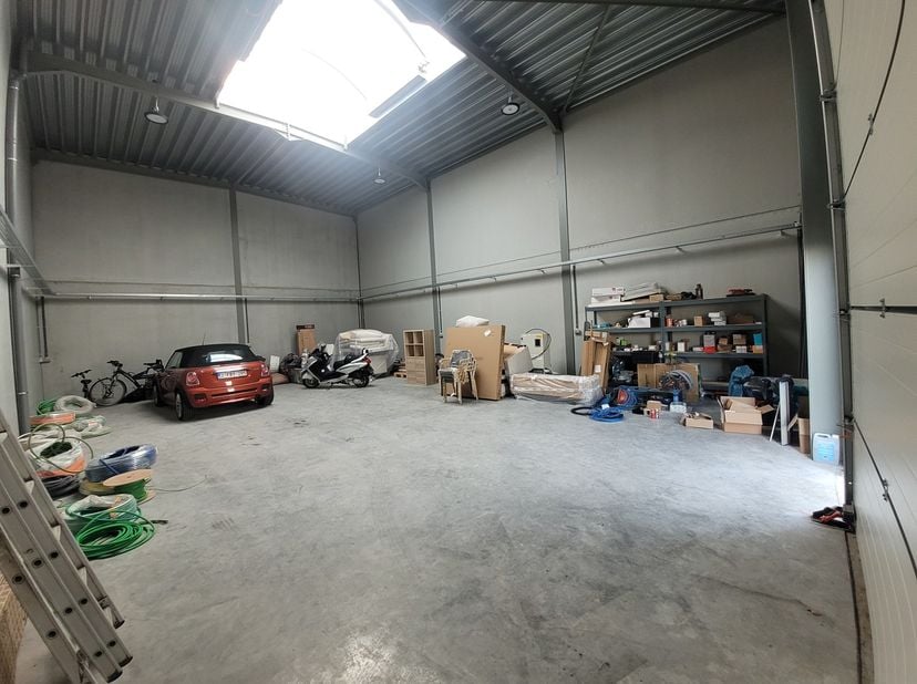 In de Industriestraat in Ichtegem, op het recente bedrijfsterrein 'Houtland West' bevindt zich deze mooie KMO unit van +/- 130 m².&amp;nbsp;<br />
Naast d