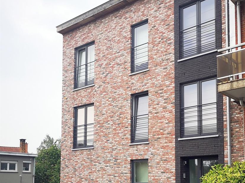 Dorp Centrum, in zeer rustige wijk dichtbij "Wauterbos".<br />
Triplex van 140m² + parking &amp;amp; kelder.<br />
Living 32m² + open volledig ingerichte