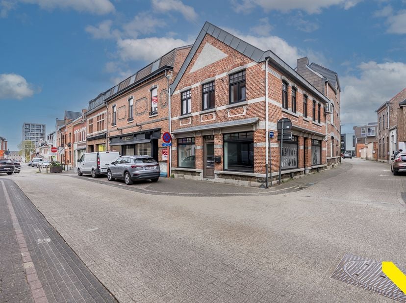 Karaktervol handelspand met bovenliggend duplex appartement in het centrum van Beringen<br />
Op een uitstekende locatie in het centrum van Beringen b