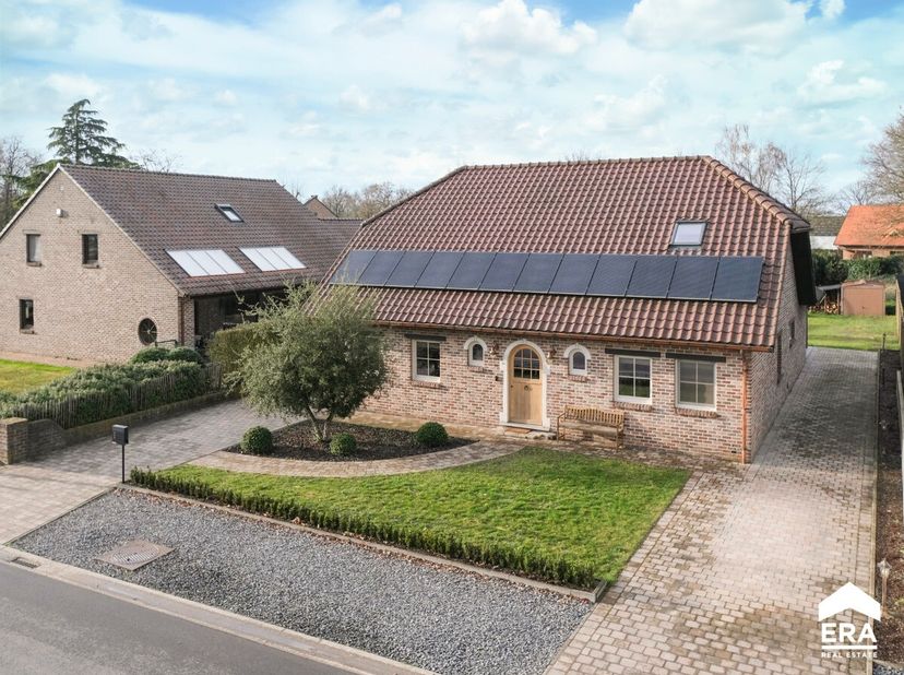 [[ DIT PAND NEEMT DEEL AAN DE ERA OPEN HUIZEN DAG OP 13/6 VAN 11:00 TOT 12:00 ]] Instapklare, volledig gerenoveerde villa met 4 slaapkamers en 2 badka