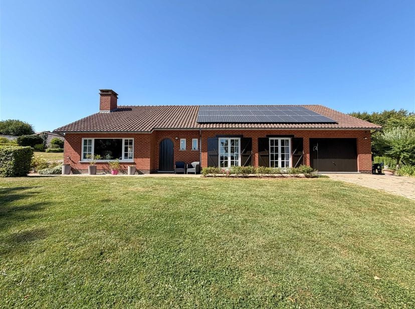Gelijkvloerse villa met 3 slaapkamers en een doucheruimte op de begane grond    en 1 slaapkamer met inloopkast en badkamer op de bovenverdieping. Prac
