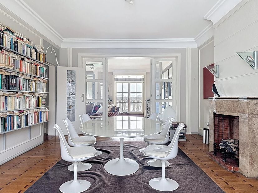 Barnes stelt u op de vijfde verdieping van een prestigieus gebouw uit 1929 dit prachtige appartement van ± 245 m² voor, met royale volumes en tijdloze