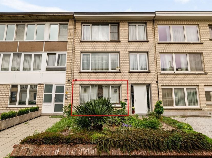 In de rustige Maria de Heeltstraat vindt u dit  gelijkvloerse appartement, gelegen in een kleinschalig gebouw zonder syndicus. Deze woning biedt de pe