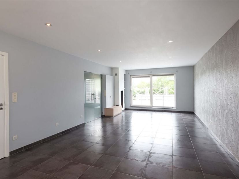 Modern en eigentijds duplex-appartement (170m²) met 3 slaapkamers, ruim terras en garage in Hechtel-Eksel<br />
Omgeving:<br />
+ Rustige en aangename