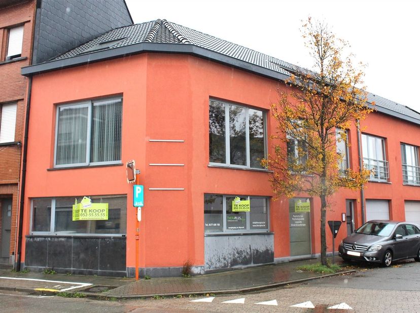 handelspand in het centrum van Lebbeke. Deze eigentijdse praktijk-/kantoorruimte, gelegen op het gelijkvloers met een oppervlakte van 66 m², biedt de
