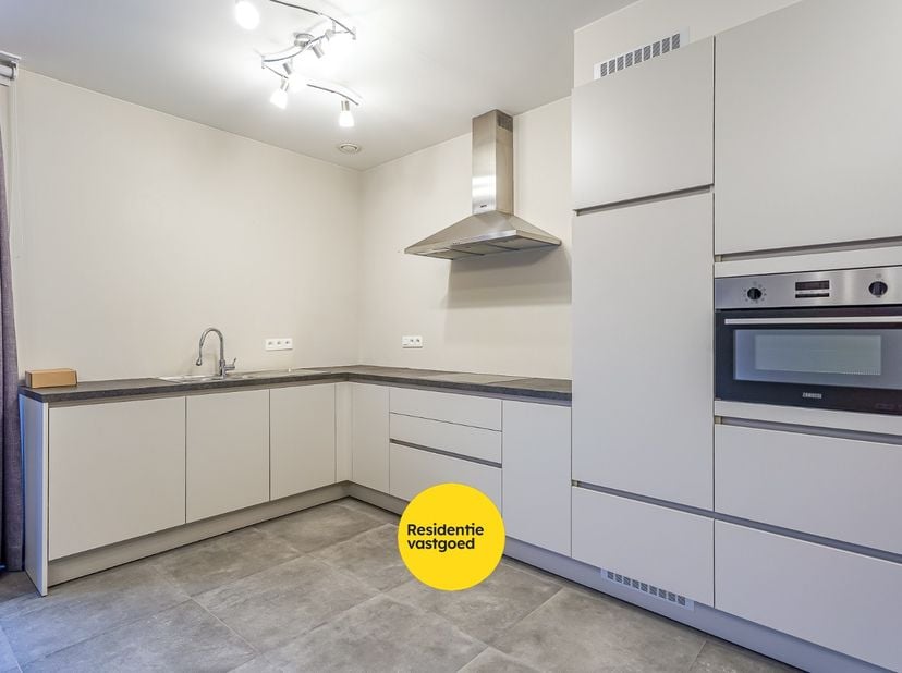Deze prachtige serviceflat, gelegen op de eerste verdieping, is de perfecte plaats waar senioren zelfstandig kunnen wonen met toegang tot ondersteunen