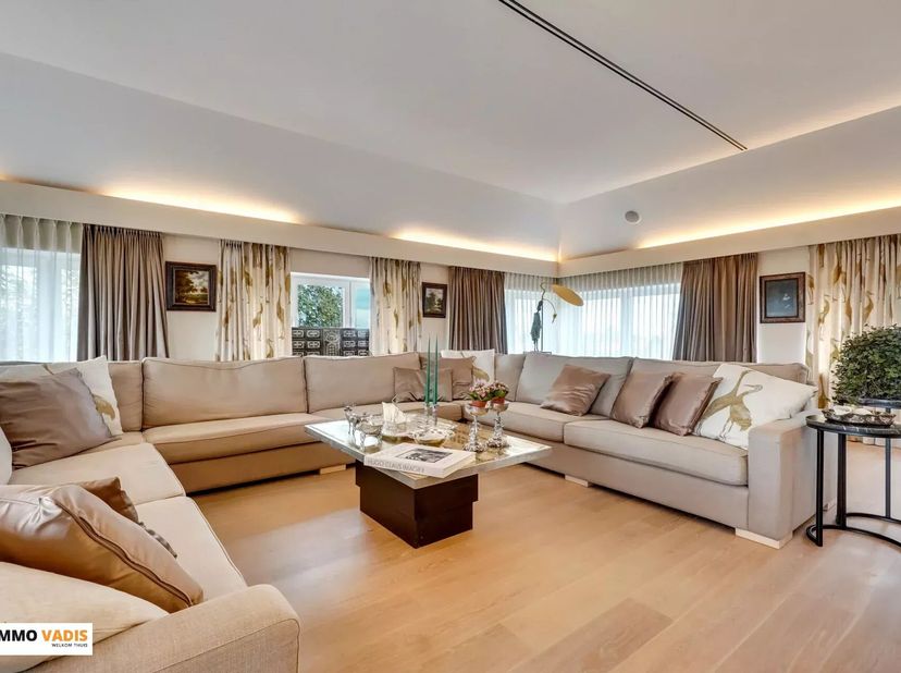 Situé dans le centre historique de Tongres, à seulement 200 mètres de la Grand-Place, nous vous proposons à la vente ce penthouse exceptionnel dans un