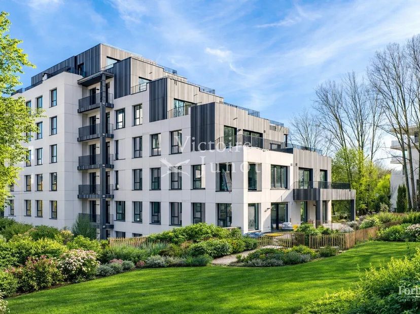 VICTOIRE-JUNOT biedt u in het Twin Falls project, een appartement met 3 slaapkamers - PREMIUM stijl<br />
5de verdieping - 114,8 m²<br />
Terras 16,6