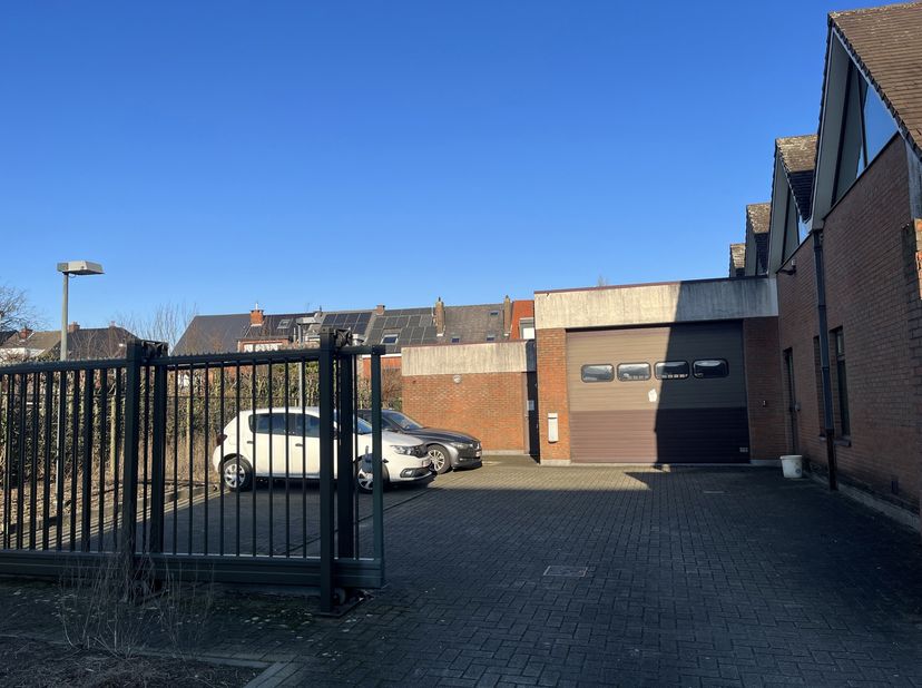 Naast het postkantoor heb je op gelijkvloers een ruim commercieel pand dat kan ingedeeld in kantoren, praktijkruimte, magazijn / stockage.<br />
Centr