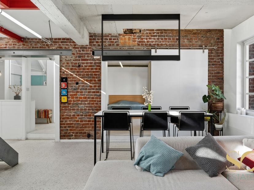 Ideaal gelegen aan het kanaal en vlakbij Dansaert, op de 3e verdieping van een omgevormde brouwerij, deze prachtige loft van meer dan 160m2 met 2 slaa