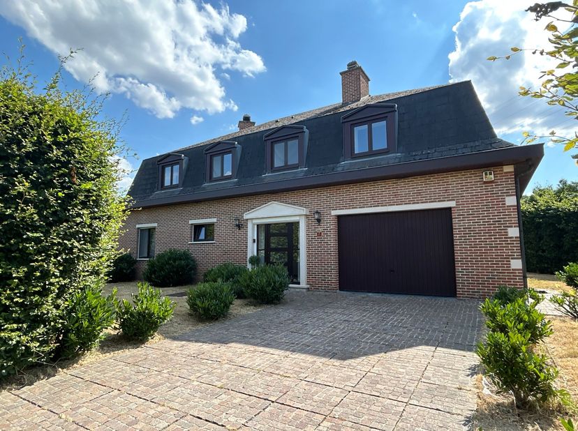 Ruime, vrijstaande woning in Franse villa-stijl, gelegen langsheen een doodlopende straat. De woning beschikt over o.a. 6 slaapkamers, 2 badkamers en