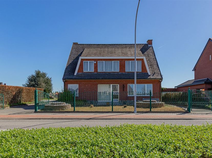 Te renoveren villa op een toplocatie met veel potentieel.<br />
Binnenkomen gebeurt via een ruime en aangename inkomhal die meteen een warm gevoel ge