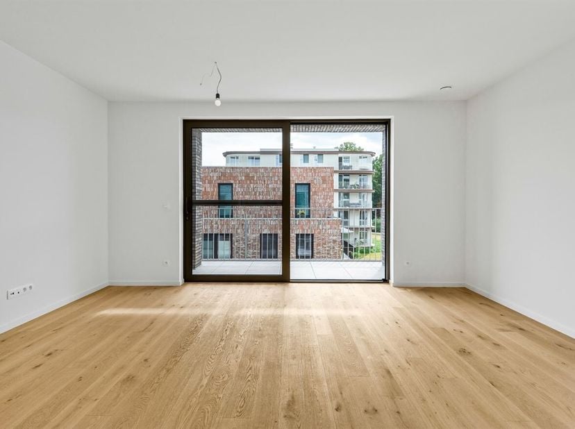 Prachtig nieuwbouwappartement (90m²) met drie slaapkamers, zonnig terras, autostaanplaats en kelder op centrale ligging te Boechout!<br />
Ligging: Ge