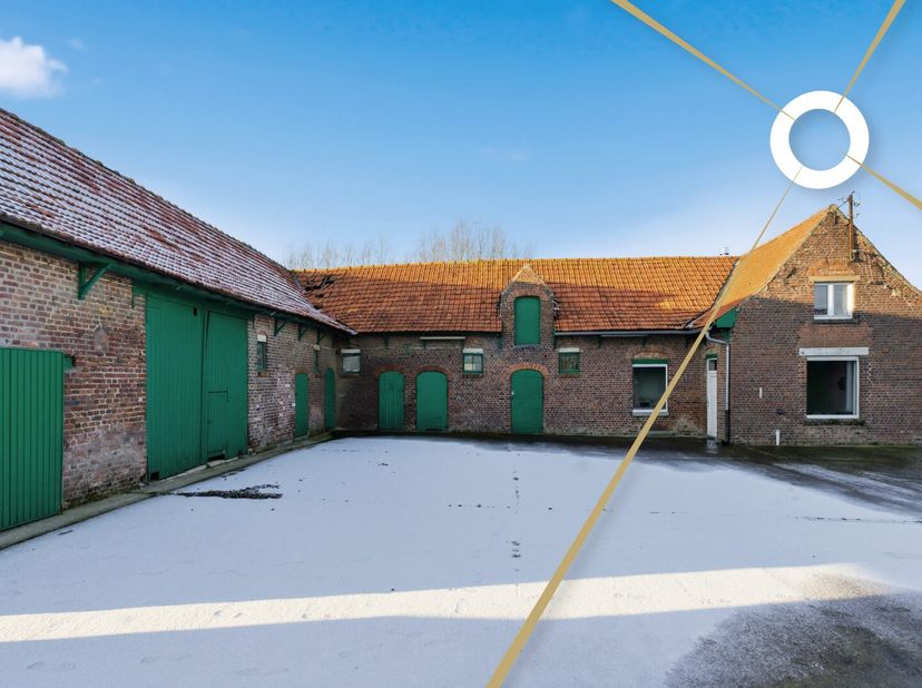 Op een uitzonderlijke locatie in het hart van het West-Vlaamse heuvellandschap bevindt zich deze authentieke te renoveren hoeve, gelegen op een royaal