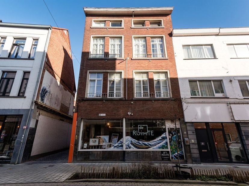 Opbrengsteigendom met handelsgelijkvloers en 3 appartementen<br />
Handelsgelijkvloers<br />
Het gelijkvloers is ingericht als handelsruimte en is mom