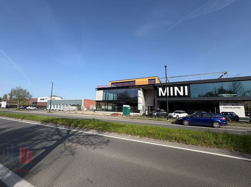 Gloednieuwe casco handelsruimte/showroom te huur. Fantastisch&amp;nbsp;gelegen langs de commerciële Kortrijksesteenweg en op slechts 4 km van de E40 en R4