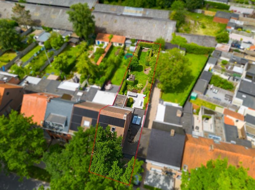 Ligging: deze woning is gelegen aan de groene rand van de stadskern van Turnhout, vlakbij het Begijnhof, met een zeer goede verbinding naar het statio