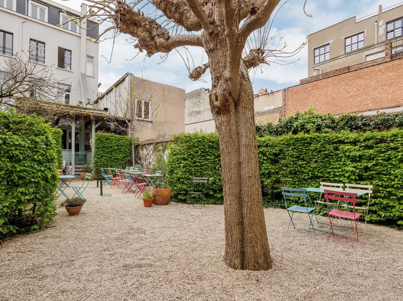 Situé dans la rue animée Kasteelpleinstraat, entre le quartier du Théâtre et le Zuid, au cœur d'Anvers, ce bâtiment néoclassique comprend un rez-de-ch