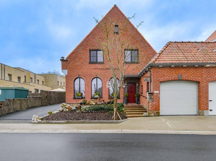 Ontdek deze instapklare,&amp;nbsp;recent gerenoveerde&amp;nbsp;én karaktervolle halfopen bebouwing&amp;nbsp;met 5 slaapkamers op een perceel van 566 m², ideaal ge