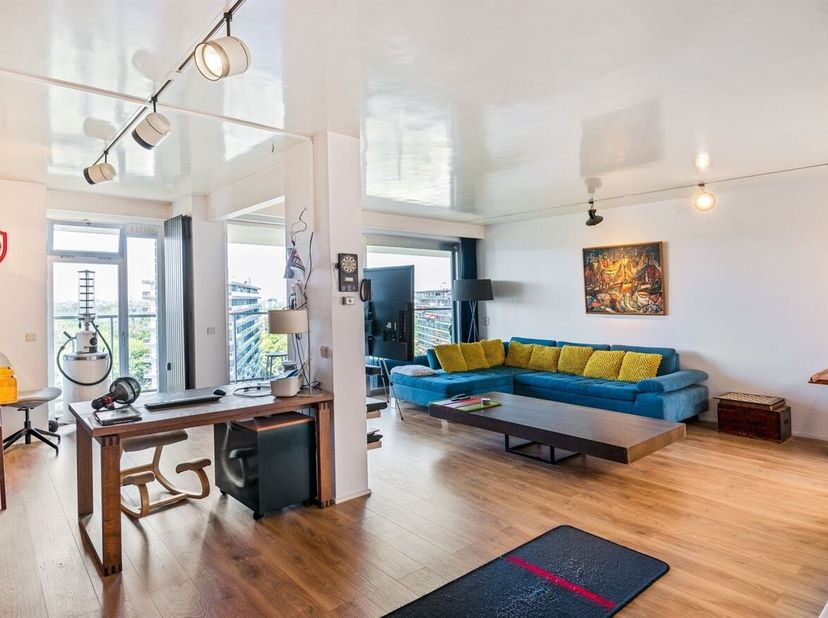 Ligging: Dit unieke duplex appartement bevindt zich aan de Fruithoflaan en geniet van een uitzonderlijk panoramisch uitzicht vanaf de 13de verdieping.