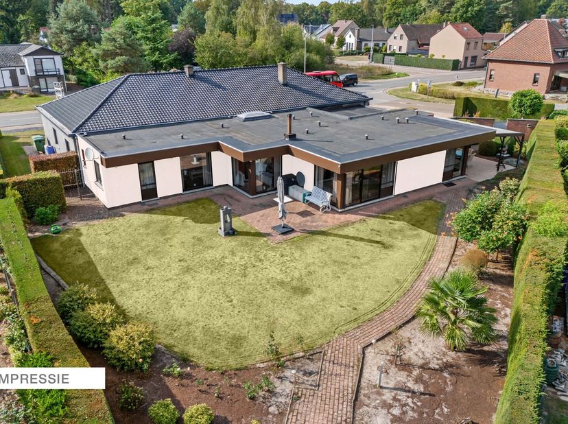 Op zoek naar een investering met tal van mogelijkheden? Dit veelzijdige opbrengsteigendom combineert een uitstekende zichtlocatie met een ruime handel