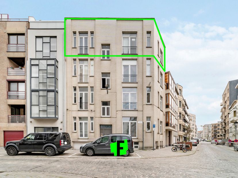 Stap binnen in de levendige buurt van de Chaletstraat in Oostende en ontdek dit gezellige twee slaapkamer appartement, gelegen op de derde verdieping