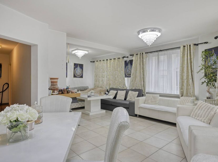 Découvrez cet appartement spacieux et lumineux de 4 chambres, idéalement situé à Van Der Nootstraat 2, au cœur de Strombeek-Bever.<br />
<br />
L'appa