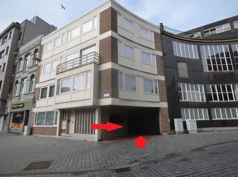 Gesloten garagebox op het gelijkvloers te Oostende, Gentstraat 3 +.