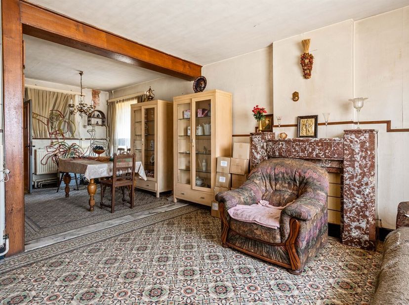 Authentieke hoeve met schuren en voormalige stallen op een ruim perceel van 2.748 m² in het landelijke Nieuwerkerken. Deze karaktervolle eigendom bied