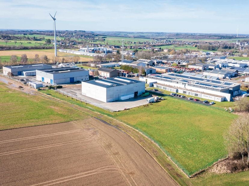 LOCATIE<br />
Gelegen in het bedrijventerrein van Assesse, nabij de N4 en met snelle verbinding naar de E411.<br />
SAMENSTELLING<br />
Perceel van 11