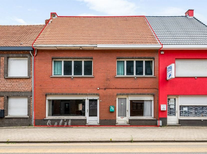 Ruime woonst/handelshuis op 4a 53ca<br />
Ligging: Centraal gelegen te Lille met alle faciliteiten op wandelafstand. Tevens zijn de verbindingswegen a